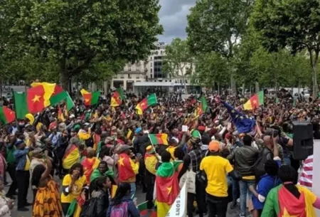 AnyConv.com__cameroun_-_sejour_du_couple_p_983604893_une_manifestation_des_camerounais_de_la_diaspora_en_france_c_getty_images_cameroon-info-p-net_800xm9x-768x594